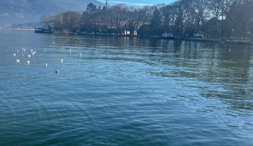 4 Μαγευτικές Λίμνες Πλαισιωμένες από Γραφικά Ελληνικά Χωριά