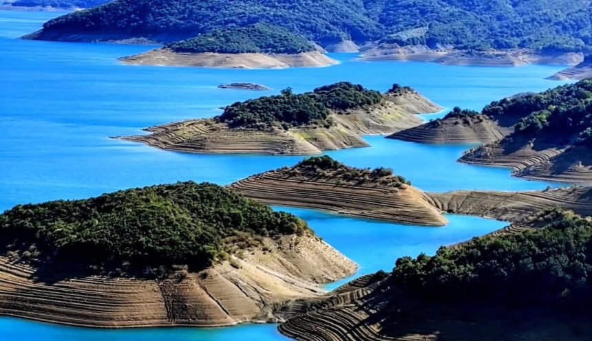 4 Μαγευτικές Λίμνες στην Ελλάδα Πλαισιωμένες από Γραφικά Χωριά