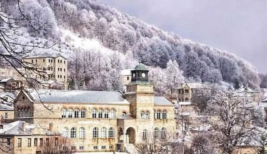 5 ορεινά χωριά σε Ήπειρο και Δυτική Μακεδονία που μοιάζουν να αγγίζουν τον ουρανό